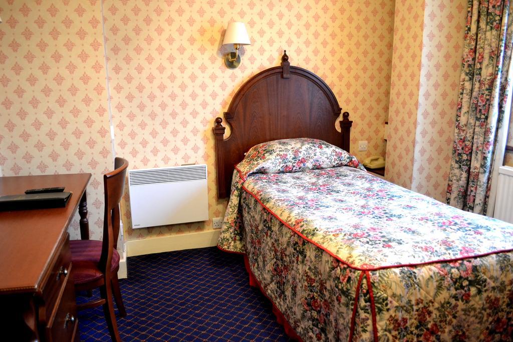 The Westland Hotel London Room photo