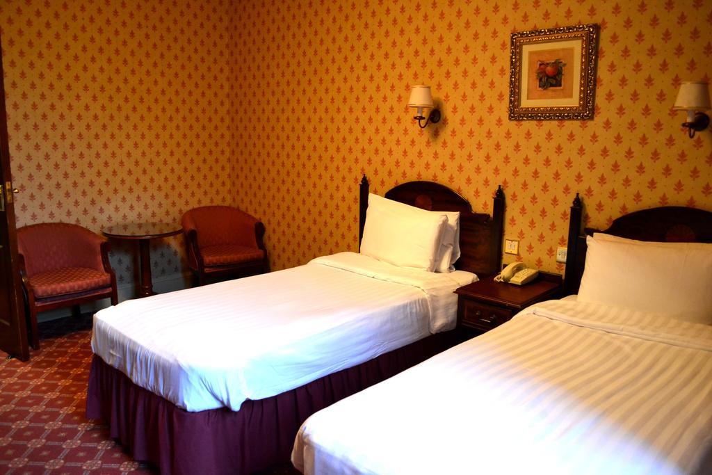 The Westland Hotel London Room photo