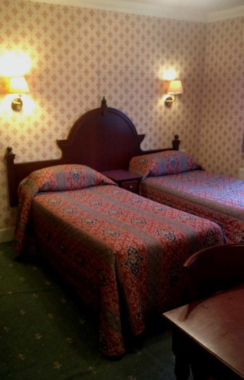 The Westland Hotel London Room photo