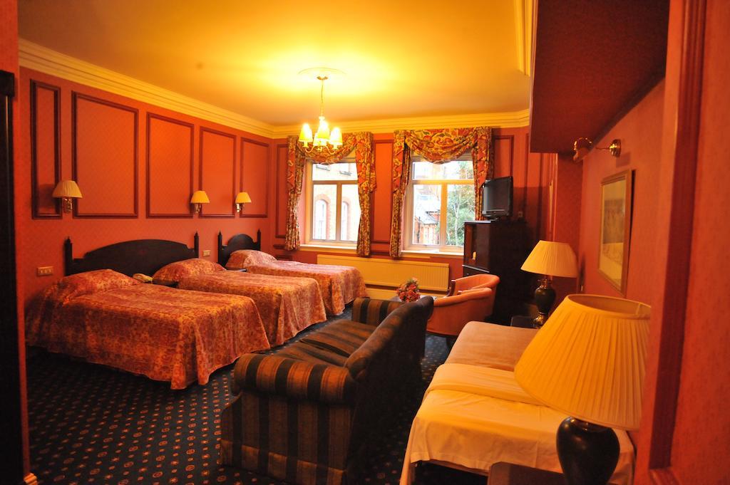 The Westland Hotel London Room photo